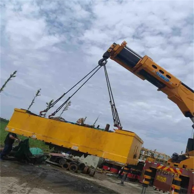 高石碑镇吊运集装箱的吊车